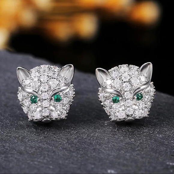 Jewelry - ✨Cute Crystal Dog Studs✨